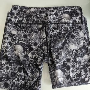 Lululemon Black+white floral print crop leggings